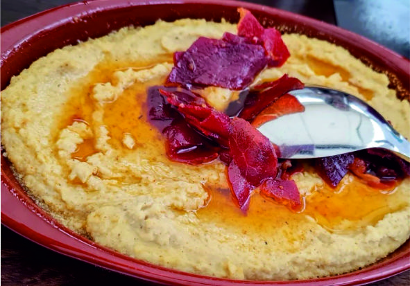 Warmer Hummus mit Pastrami
