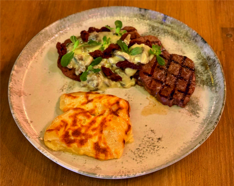 Gegrilltes Filet mit Pilzsauce